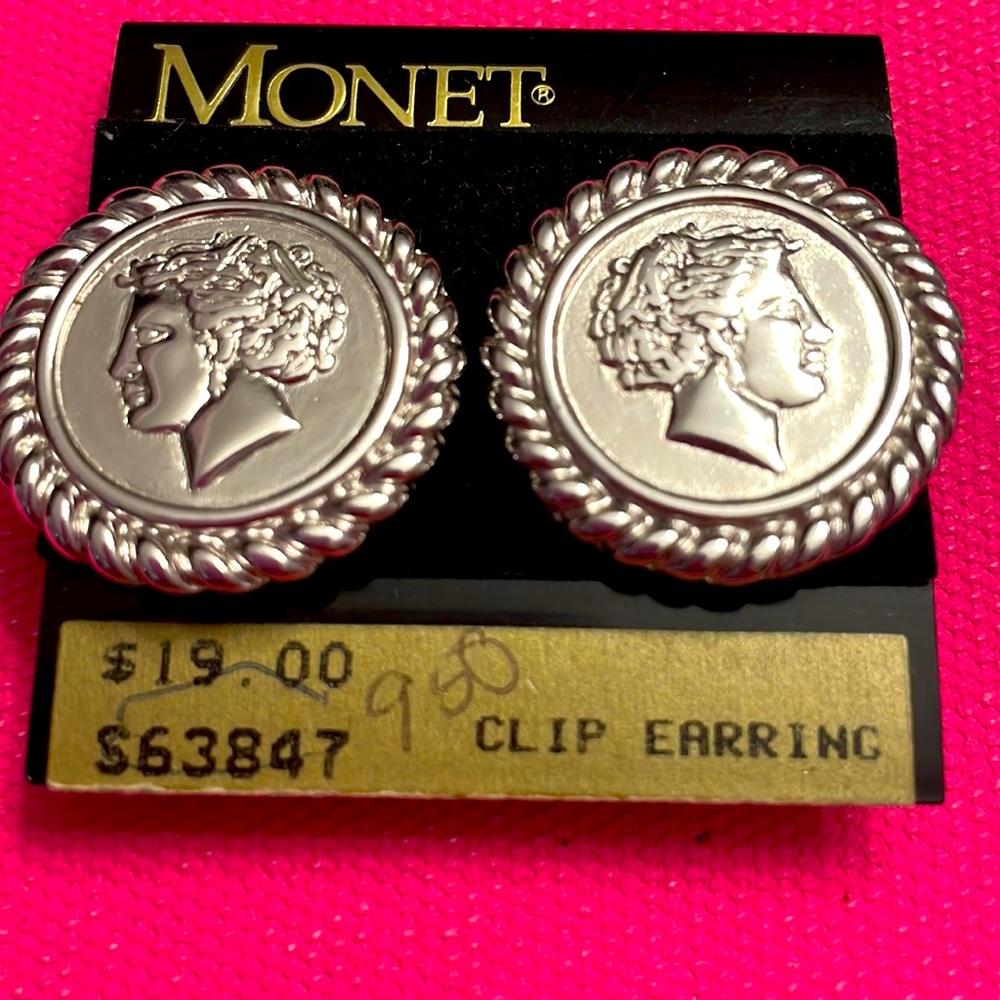 Vintage Monet clip on earrings nwt